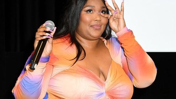 Lizzo decide mudar letra de "GRRRLS" após acusação de capacitismo