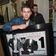  Nick Jonas posa com sua placa comemorativa, na festa que celebra o bem-sucedido hit "Jealous" 