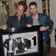 O sucesso de "Jealous" rendeu a Nick Jonas uma placa comemorativa incr&iacute;vel e uma festa de arromba 
