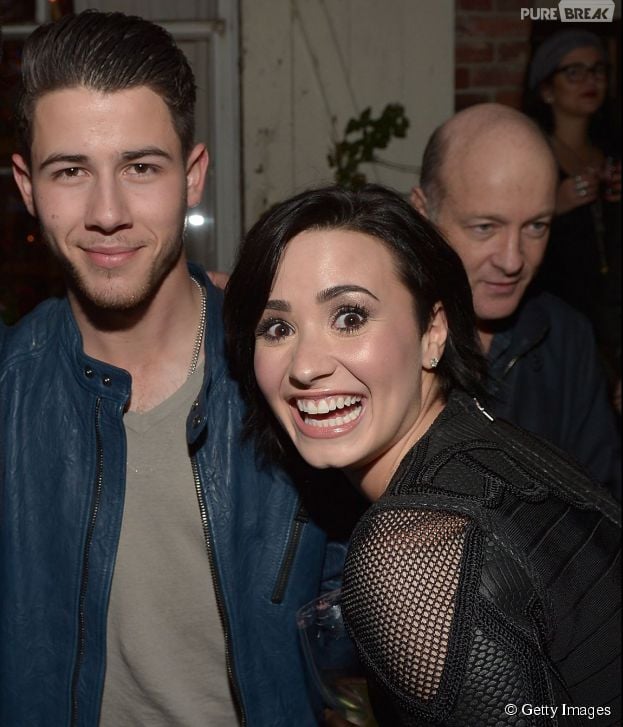 Demi Lovato tieta o amigo Nick Jonas em sua festa para comemorar o sucesso do single "Jealous"