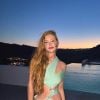 Marina Ruy Barbosa apostou no vestido na cor azul