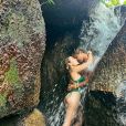 Larissa Manoela oficializou publicamente o namoro com foto romântica na cachoeira com André Luiz Frambach