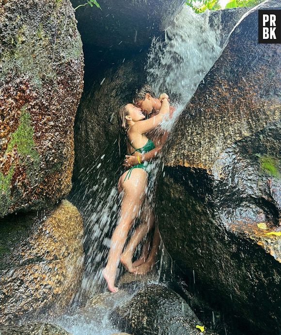 Larissa Manoela oficializou publicamente o namoro com foto romântica na cachoeira com André Luiz Frambach