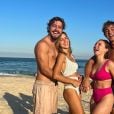 Larissa Manoela curte praia com André Luiz Frambach e amigos