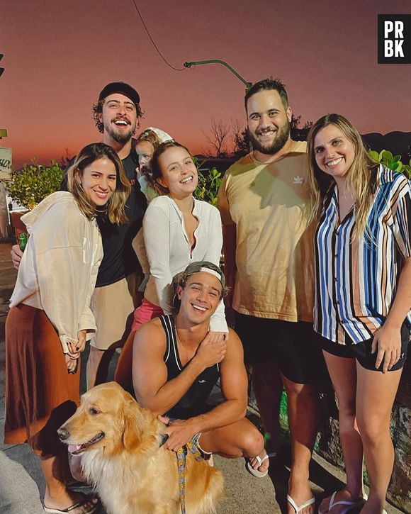 André Luiz Frambach e Larissa Manoela posa com grupo de amigos após tarde na praia