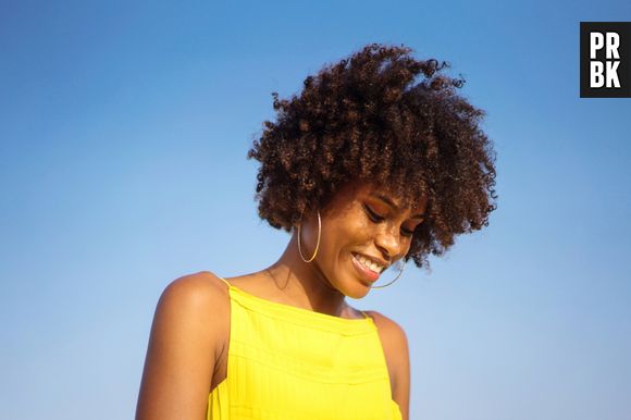 "As mulheres que estão passando pela transição capilar devem receber não apenas o tratamento adequado para o tipo de cabelo, mas também precisam ser abraçadas por uma rede de apoio", diz a profissional