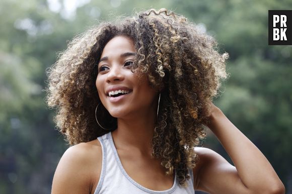 As mulheres que estão passando pela transição capilar devem receber não apenas o tratamento adequado para o tipo de cabelo, mas também ser abraçadas por uma rede de apoio