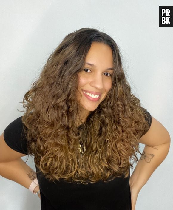 Amanda Marques explica que o serviço especializado trata não apenas das particularidades dos fios afros, mas da parte emocional da mulher que adere à mudança