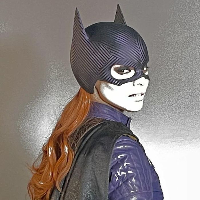 Warner Bros. Discovery está focada em reduzir despesas e maximizar produções, o que levou ao cancelamento do filme &quot;Batgirl&quot;, mesmo após o fim das filmagens