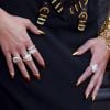 Unhas metalizadas, como usadas por Dua Lipa, são opções chamativas e práticas