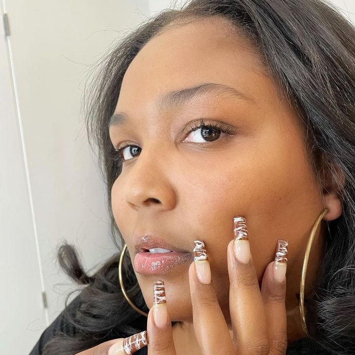 Lizzo adora nail arts diferentes e apostou em uma francesinha com estampa