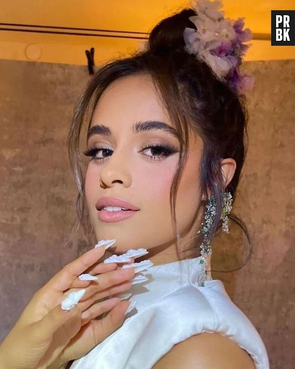 Camila Cabello, que estará no Rock in Rio em 10 de setembro, usou unhas texturizadas no Met Gala