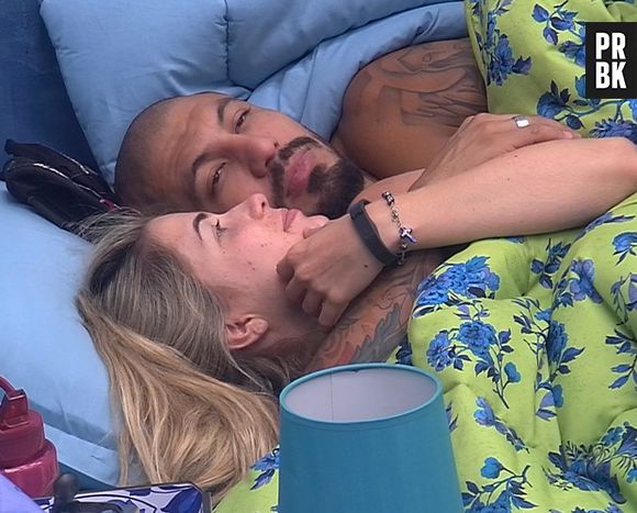 Aline e Fernando se beijam muito e trocam carícias debaixo do edredon no "BBB 15"