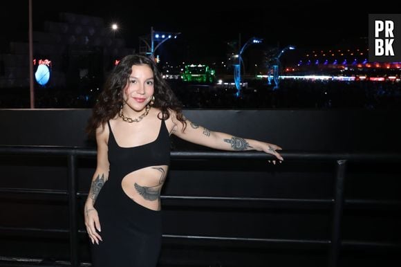 Rock in Rio: Priscilla Alcântara foi com vestido preto recortado