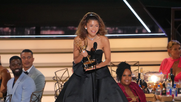 Vídeo: Zendaya se emociona no Emmy após prêmio de Melhor Atriz por "Euphoria"