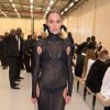 Bruna Marquezine usou vestido vazado e longo para assistir desfile da Burberry, em Londres