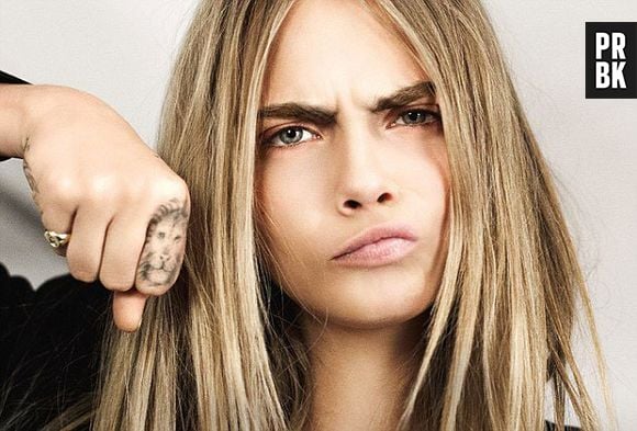 Cara Delevingne tem tatuagem de Leão no dedo indicador