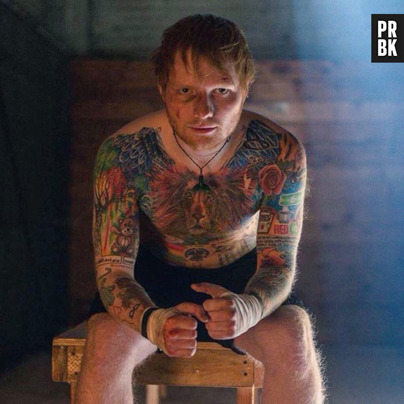 Ed Sheeran tem uma tatuagem de leão enorme no peito