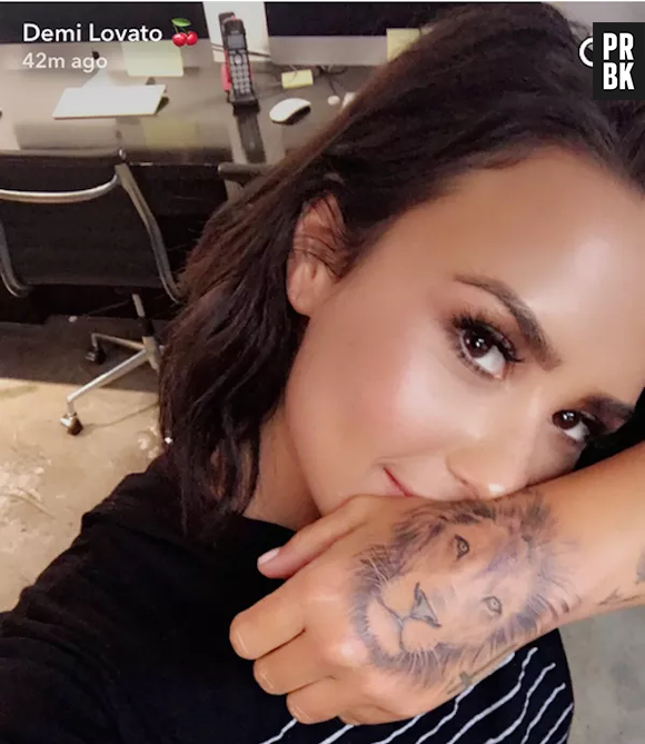 Demi Lovato tem tatuagem de leão na mão