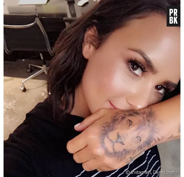 Demi Lovato tem tatuagem de leão na mão