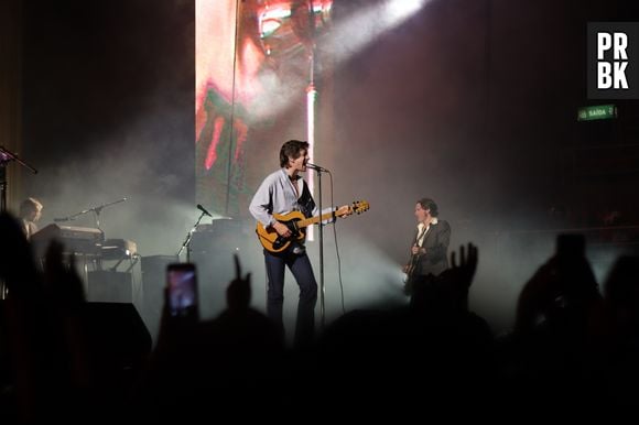 A apresentação do Arctic Monkeys teve o cenário dentro da identidade visual do novo álbum “The Car”