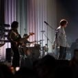 Arctic Monkeys: Alex Turner se apresentou com uma blusa social solta, bem confortável