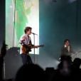 O frontman do Arctic Monkeys fez belos solos de guitarra, como de costume