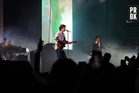 O frontman do Arctic Monkeys fez belos solos de guitarra, como de costume