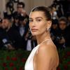 Hailey Bieber comenta em português na publicação do Hugo Gloss, corrigindo o nome da avó brasileira, Rute Almeida