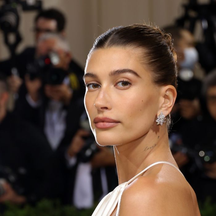 Hailey Bieber comenta em português na publicação do Hugo Gloss, corrigindo o nome da avó brasileira, Rute Almeida