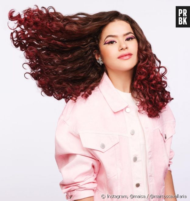 Foto: O cabelo curto cacheado também fica lindo com acessórios como faixa  colorida - Purepeople