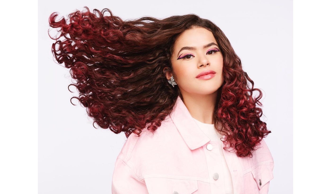 Foto: O cabelo curto cacheado também fica lindo com acessórios como faixa  colorida - Purepeople