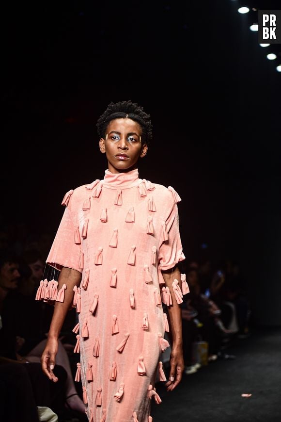 SPFW 2022: Renata Buzzo aposta em coleção com vestidos em tons pastel