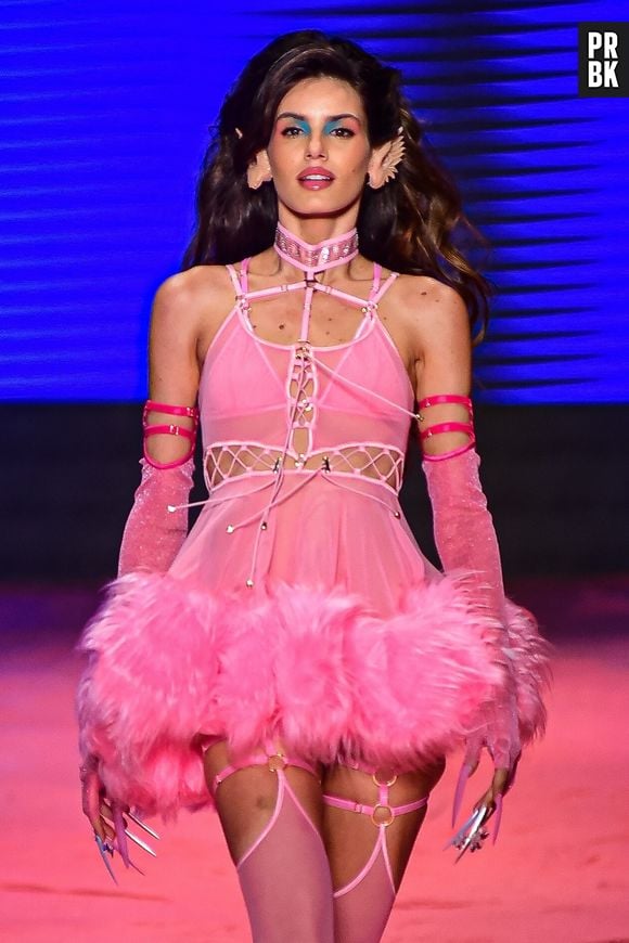 Camila Queiroz desfila para a Bold Strap no 1º dia de SPFW 2022