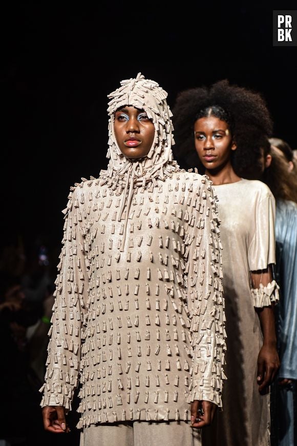 Desfile da Renata Buzzo na SPFW 2022 aborda universo onírico habitado por mulheres consideradas loucas