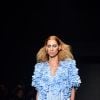 SPFW 2022: looks da coleção de Renata Buzzo são compostos por vestidos elegantes e chinelos de pelúcia