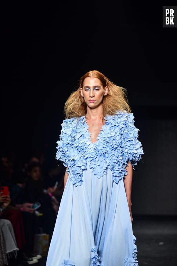 SPFW 2022: looks da coleção de Renata Buzzo são compostos por vestidos elegantes e chinelos de pelúcia