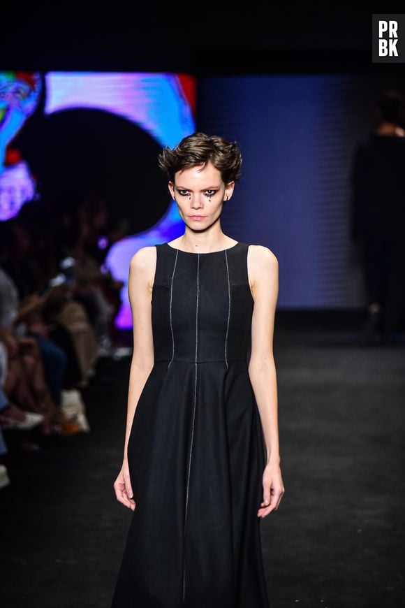 SPFW 2022: Greg Joey apresentou vestidos elegantes longos e plissados com cores sóbrias 