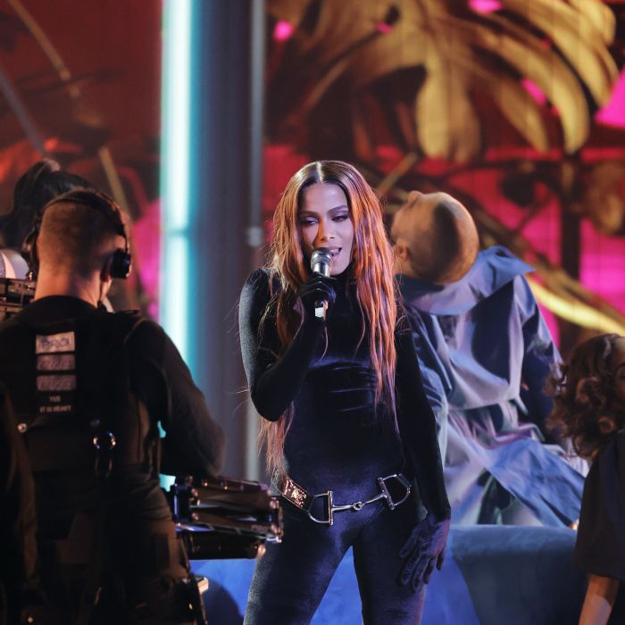  Anitta se apresentou no American Music Awards 2022 com macacão preto  