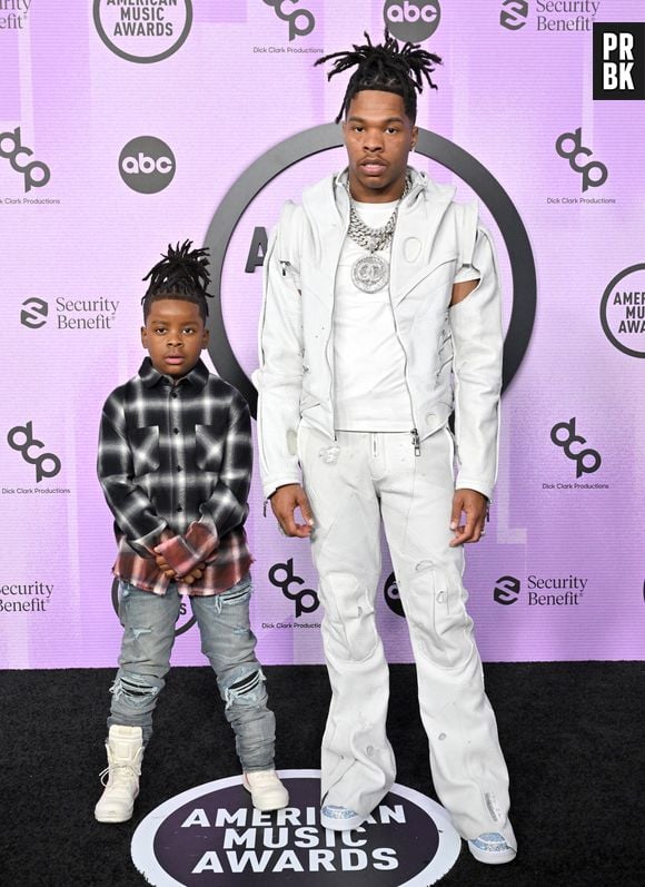 Jason Jones e Lil Baby no American Music Awards 2022