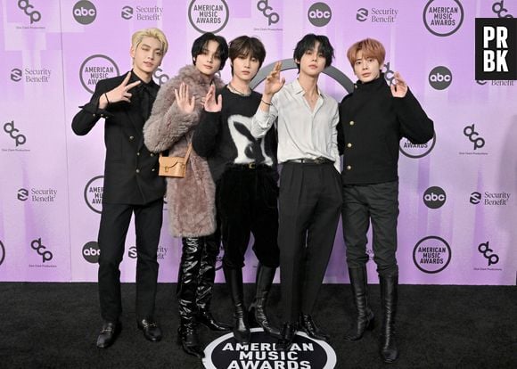 Yeonjun, Soobin, Beomgyu, Taehyun e Huening Kai, do TXT, no American Music Awards 2022