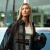 Transparência aparece em looks de Hailey Bieber há muito tempo