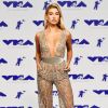 Em 2017, Hailey Bieber mesclou entre estilo clássico e sensual