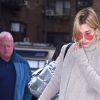 Peças de cores sóbrias e básicas são muito usadas por Hailey há anos