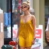 Amarelo apareceu em alguns looks de Hailey Bieber pelos anos