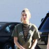 Hailey Bieber apostou em look escuro, deixando os tons claros para Kendall Jenner