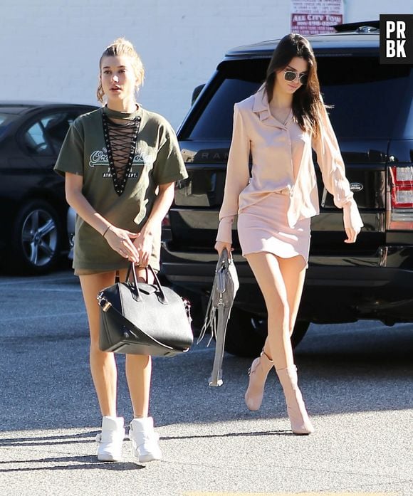 Hailey Bieber apostou em look escuro, deixando os tons claros para Kendall Jenner