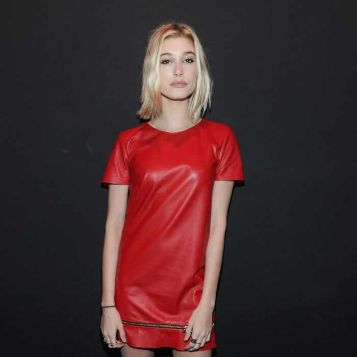 Em 2014, Hailey apareceu com look vermelho chamativo