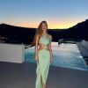 Marina Ruy Barbosa posa com vestido verde água com tendência de recortes