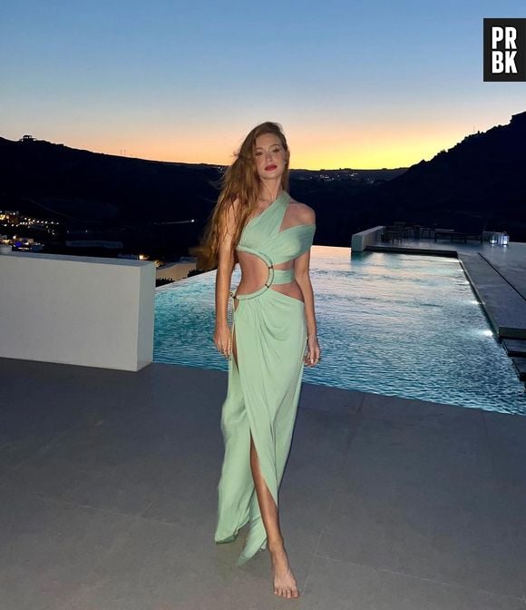 Marina Ruy Barbosa posa com vestido verde água com tendência de recortes